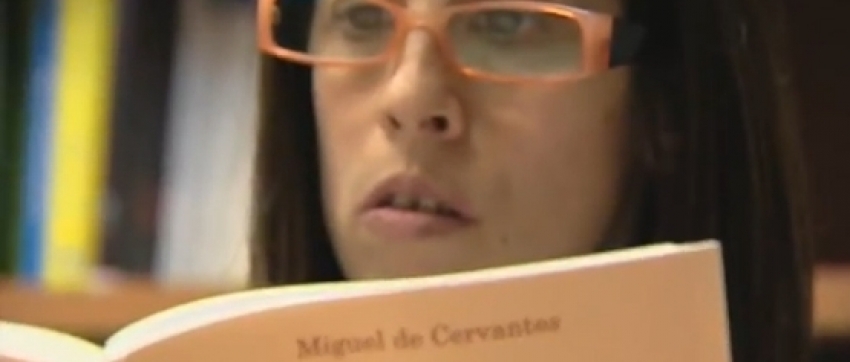 Fotografía de una joven leyendo