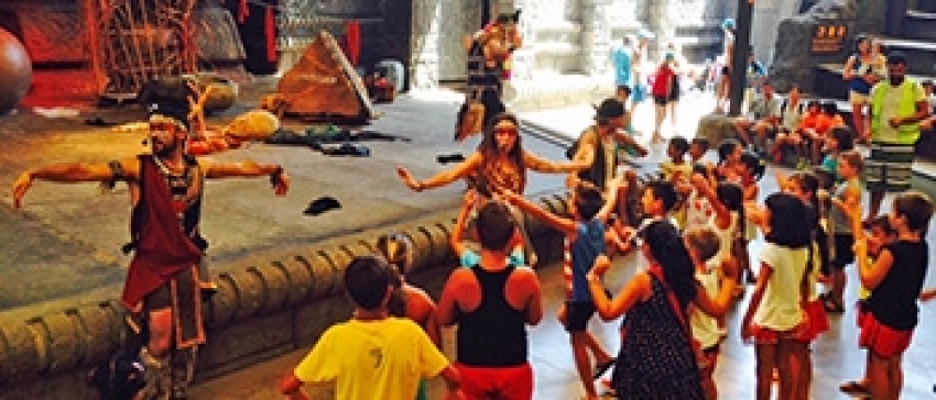 El grupo de la escuela de verano de ¡Akí hay Kaló! en Dos Hermanas disfruta de su salida al parque de Isla Mágica / Unión Romaní