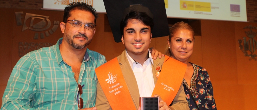 Participante del programa de apoyo y refuerzo educativo Promociona y posa junto a sus padres en la ceremonia de Graduado en ESO. Financiado a cargo del IRPF. Fundación Secretariado Gitano