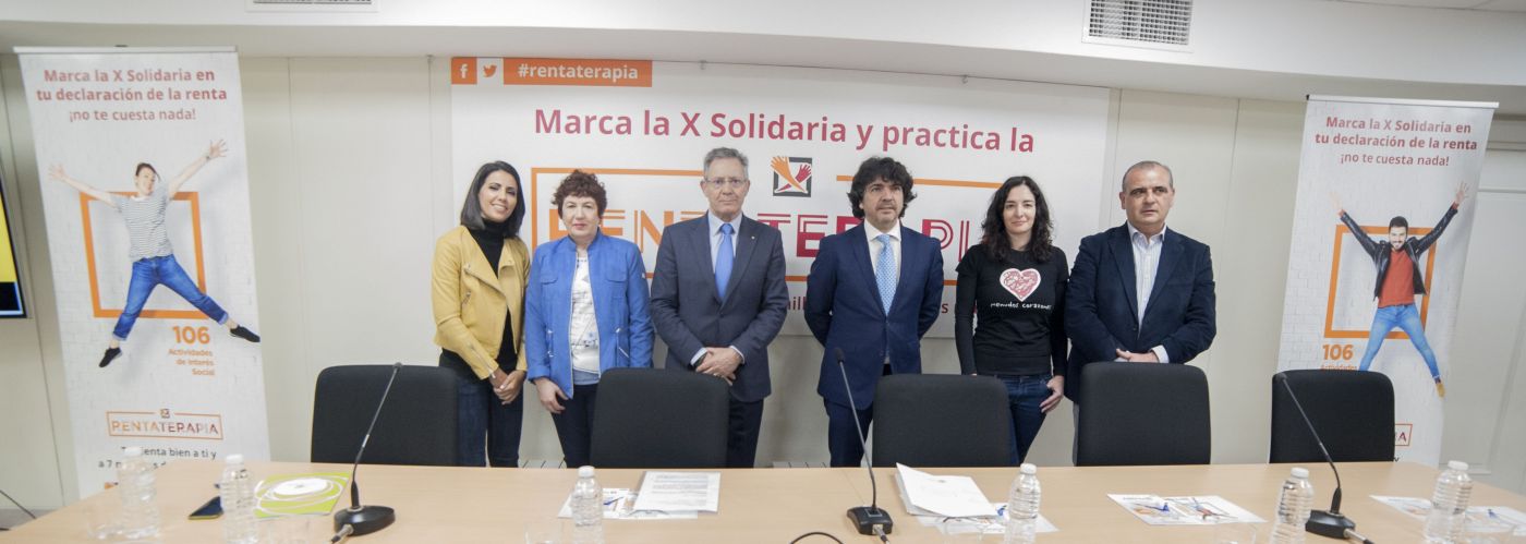 La periodista Ana Pastor; Estrella Rodriguez (presidenta de la Plataforma de ONG de Acción Social), Javier Senent (presidente Cruz Roja Española); Mario Garcés (secretario de estado de Servicios Sociales e Igualdad); Aída Ramos (beneficiaria de un programa de la Fundación Menudos Corazones financiado con IRPF), y Luciano Poyato (Presidente de la Plataforma del Tercer Sector)