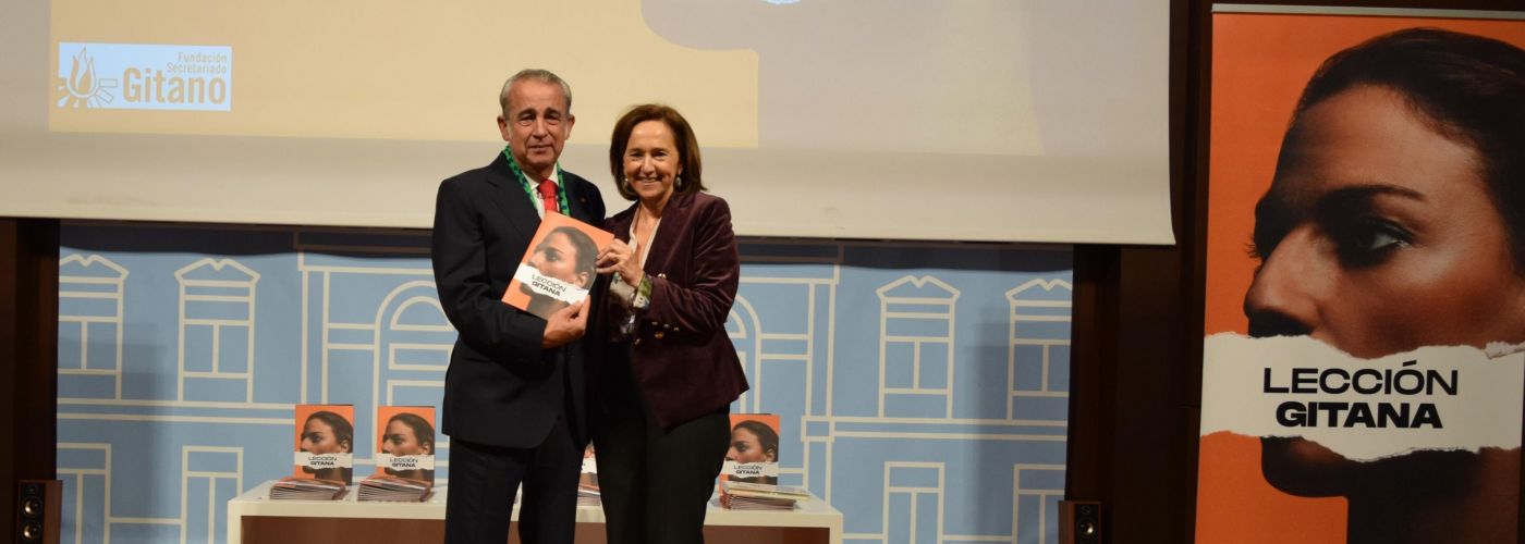 Antonio Soto, patrono de la Fundación Secretariado Gitano, hace entrega del primer ejemplar de Lección Gitana a Ana Santos Aramburo, directora de la Biblioteca Nacional de España.