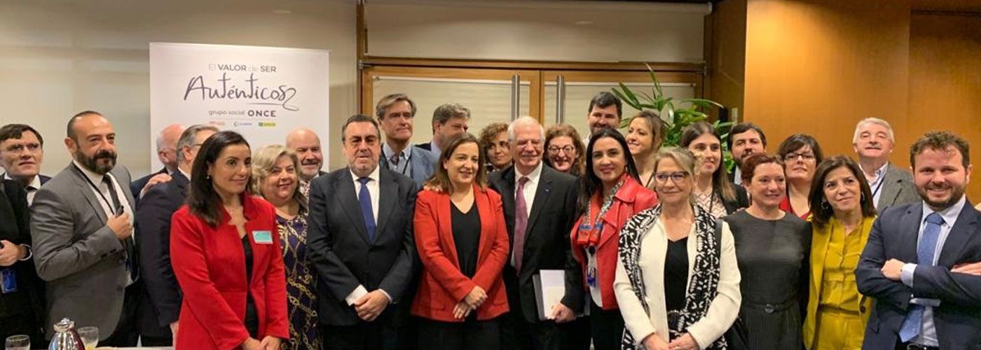 © Grupo Social ONCE. La delegación del Grupo Social ONCE, junto a varios europarlamentarios, entre ellos Josep Borrell