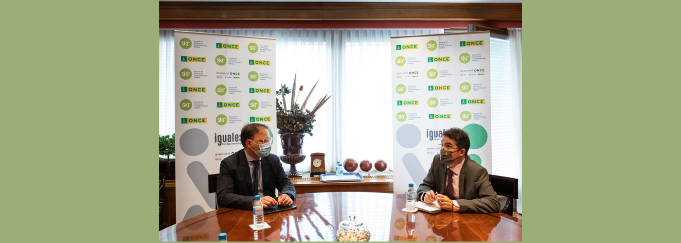 ONCE - Enrique Cortés y Andrés Ramos charlan en la mesa