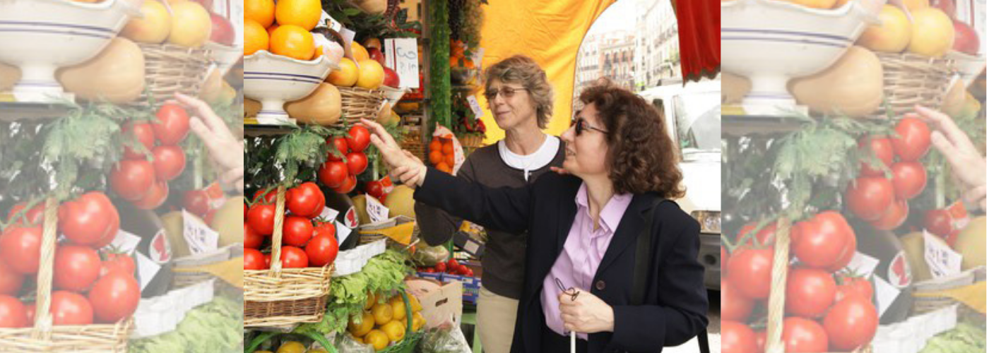 ONCE - Una voluntaria de la ONCE ayuda a una persona ciega a hacer la compra