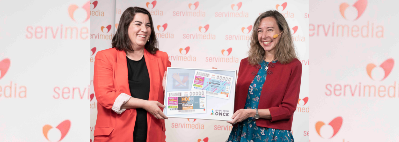Asunción Montero, a la izquierda, y Patricia Sanz, con la lámina de los cupones dedicados a la X Solidaria (Servimedia / ONCE)