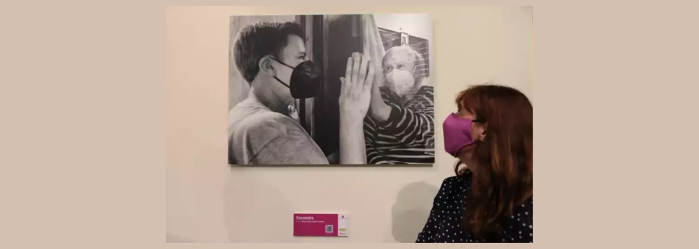 Isabel Caballero, coordinadora de la Fundación CERMI Mujeres mirando a un cuadro