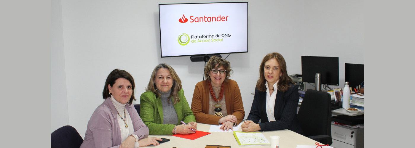 De derecha a izquierda; Esther Arévalo, Banca Institucional – Territorial Madrid; Ana Vera, directora Instituciones Privadas de Santander España; Yolanda Besteiro, presidenta de la Plataforma de ONG de Acción Social y Marisa Gómez, directora de la Plataforma de ONG de Acción Social.
