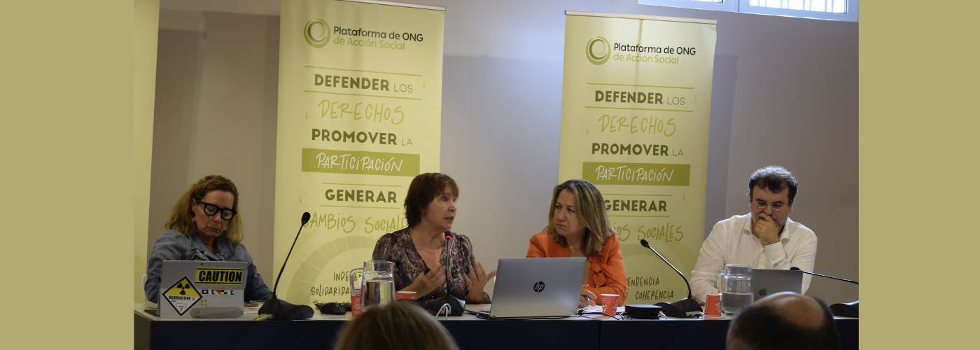De izquierda a derecha, Paula Barrigá, vicepresidenta de la Plataforma de ONG de Acción Social; María José Rementeria, investigadora del Centro Nacional de Supercomputación; Yolanda Besteiro, presidenta de la Plataforma de ONG de Acción Social y Ángel Badillo, investigador principal de Lengua y Cultura española del Real Instituto Elcano.