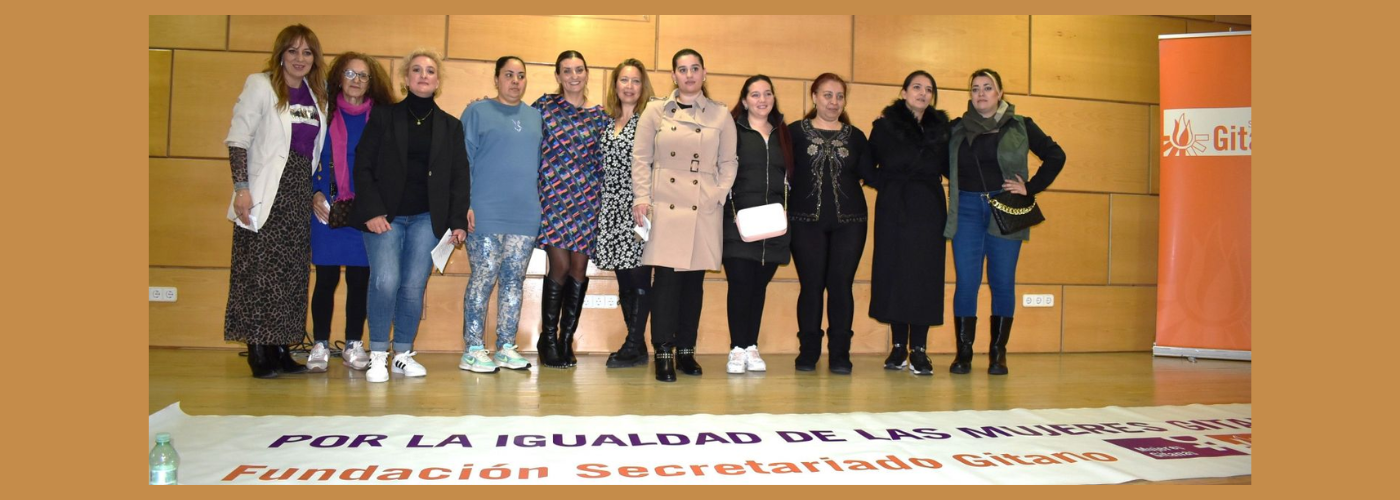 Marí Fe Bustamante (a la derecha del todo) con sus compañeras del grupo de mujeres Calí, celebrando el 8 de marzo y acompañadas por Sara Giménez, directora general de la Fundación Secretariado Gitano